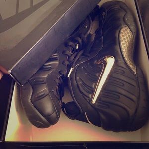 Men’s Size 10.5  Black and Gold Foams( 1 Wear )